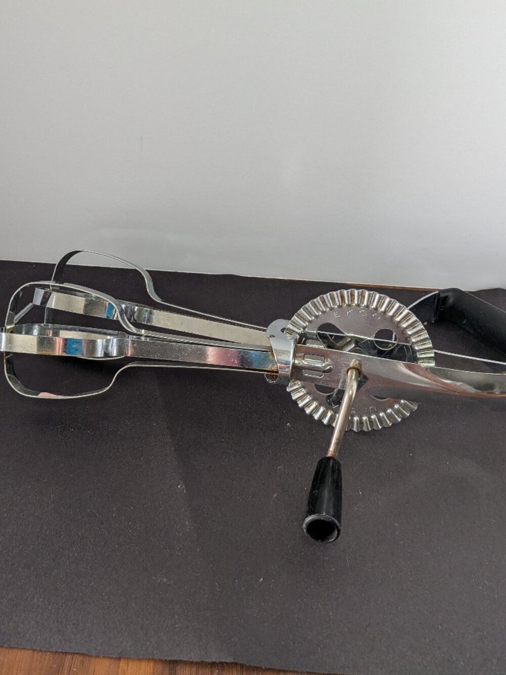 EKCO Manual Hand Crank Beater Handheld Mixer Stainless Steel Black Tilt-Handle